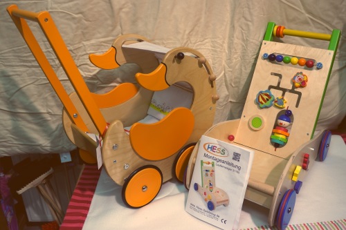 Puppenwagen aus Holz mit Bettzeug von Goki. Lauflernwagen Made in Germany von Hess